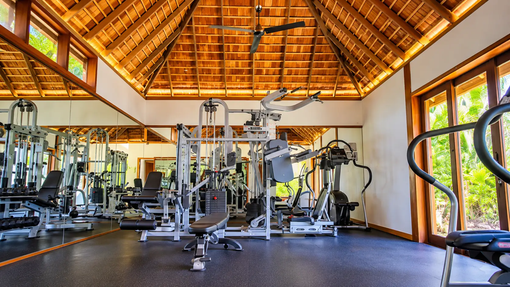 La salle de sport de la résidence, sous une charpente en bois