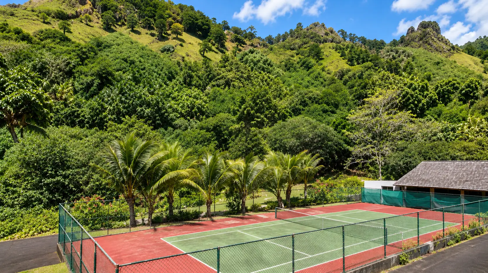 Le court de tennis de la résidence, au pied des collines